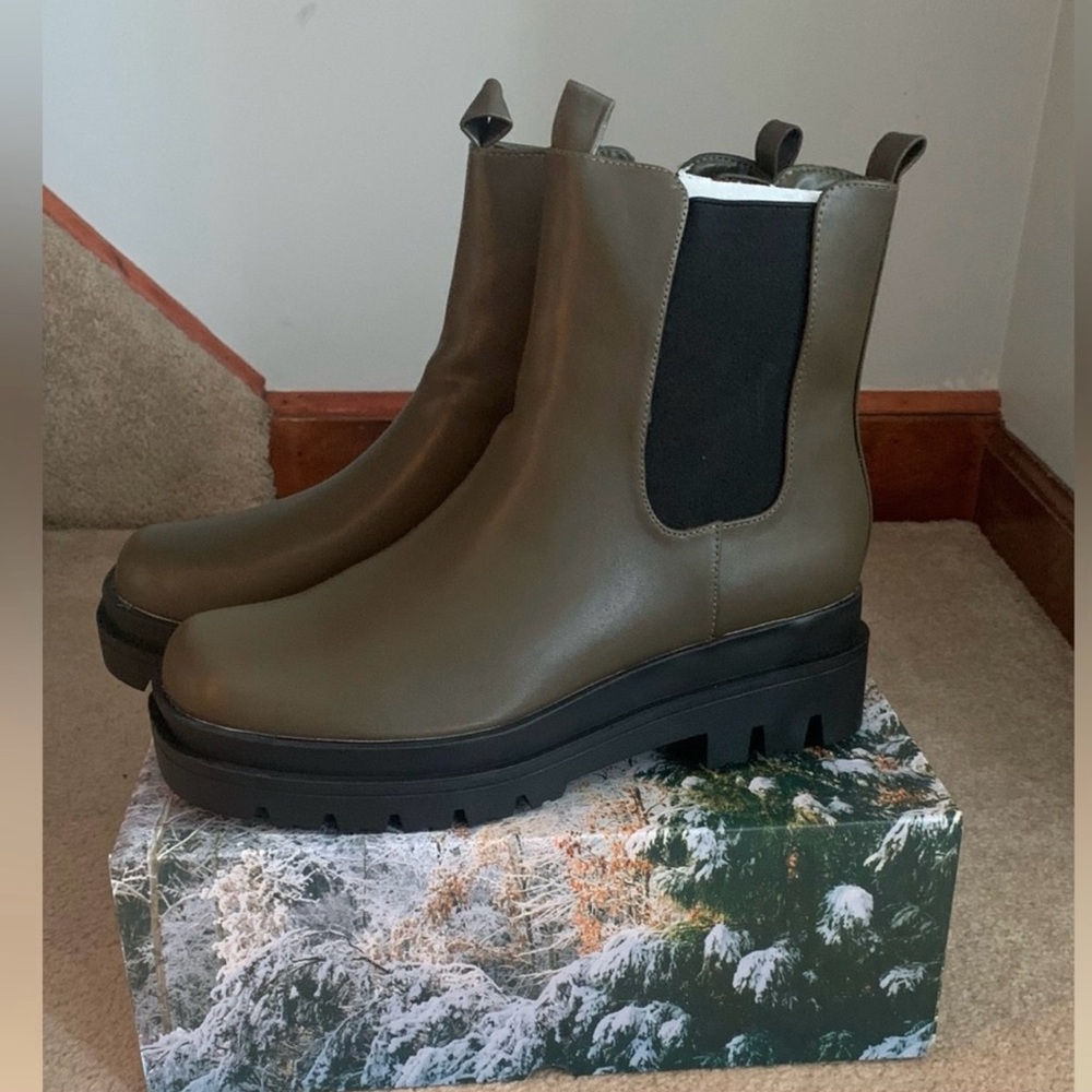 I NEW!!! Women’s Boot Chelsea Style Size 11